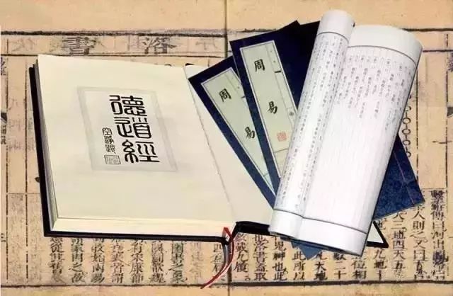 《易经》与《道德经》：探寻文化根源的哲思之旅